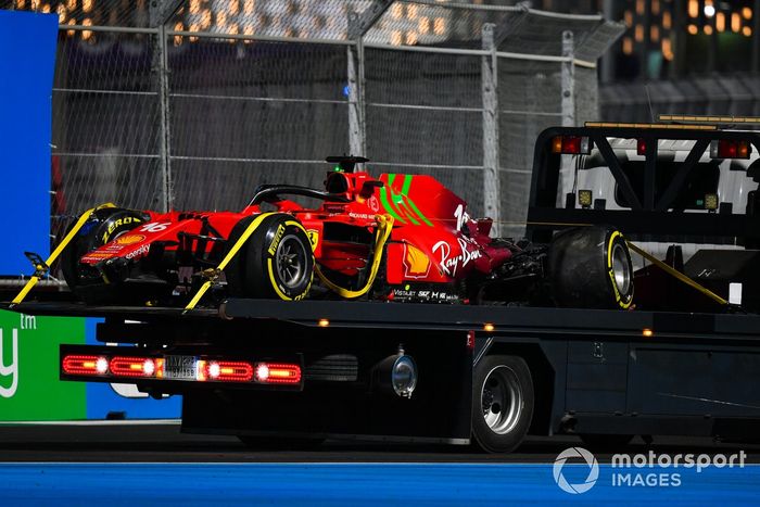 El coche dañado de Charles Leclerc, Ferrari SF21, sobre una grúa