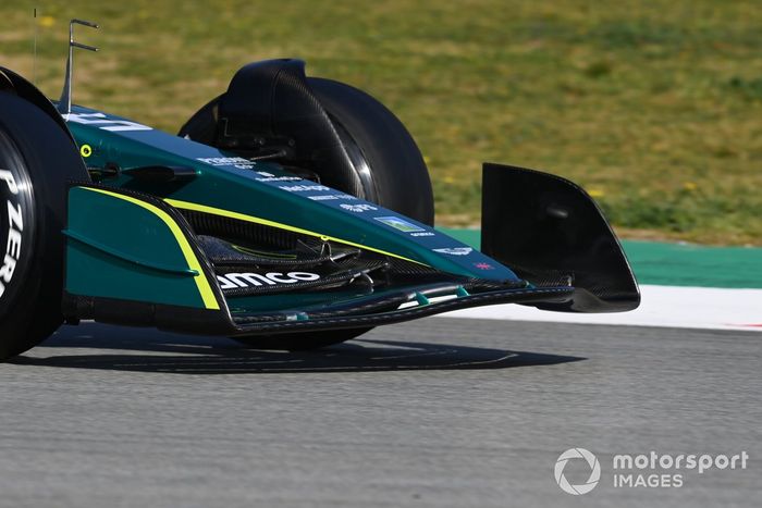 El alerón delantero del coche de Sebastian Vettel, Aston Martin AMR22 