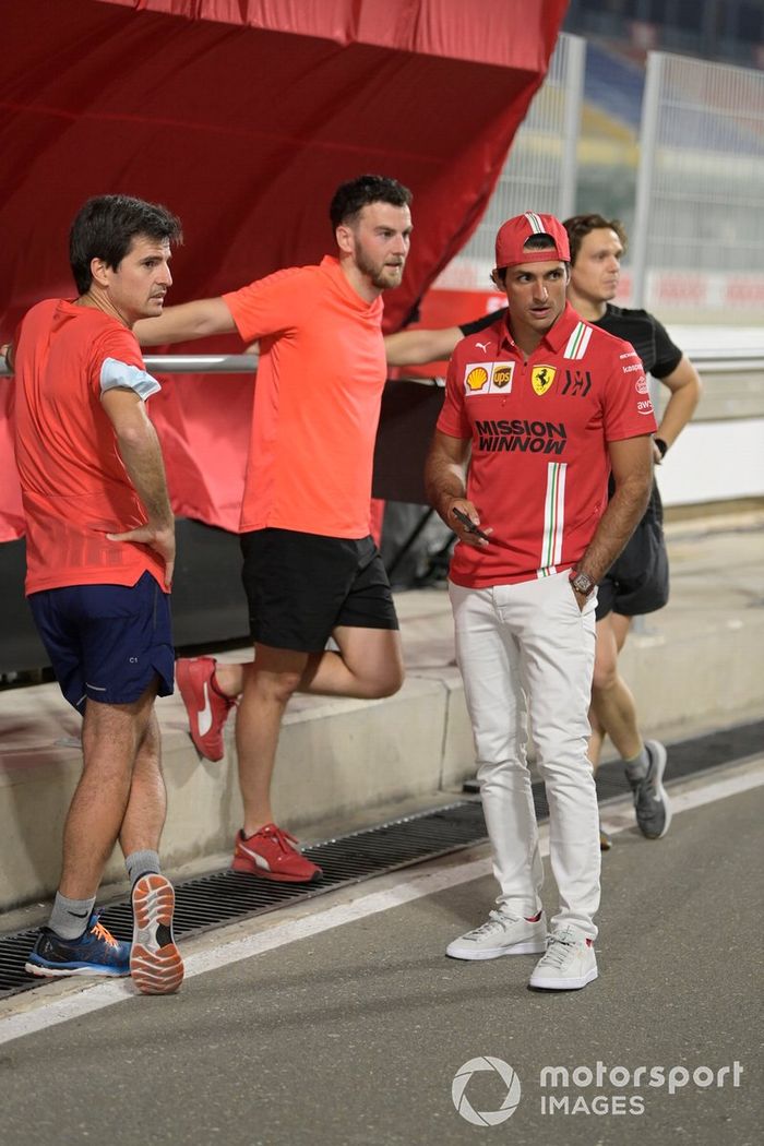Carlos Sainz Jr., Ferrari con miembros del equipo Ferrari