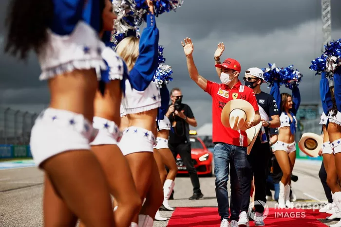 Charles Leclerc, de Ferrari, y Pierre Gasly, de AlphaTauri, en el desfile de pilotos, flanqueados por las animadoras de los Dallas Cowboys