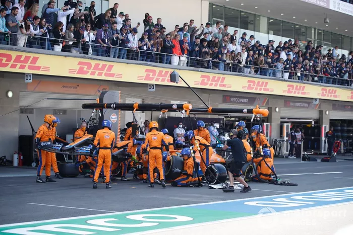 Daniel Ricciardo, McLaren MCL35M, en pits