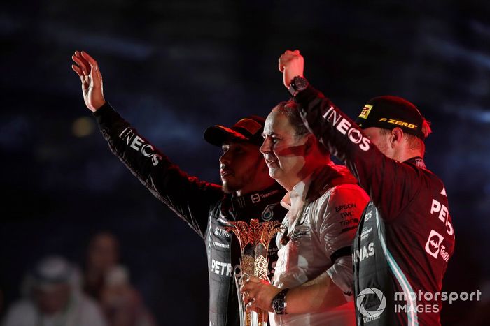 Podio: ganador Lewis Hamilton, Mercedes, Ron Meadows, director deportivo de Mercedes AMG, y tercer lugar Valtteri Bottas, Mercedes