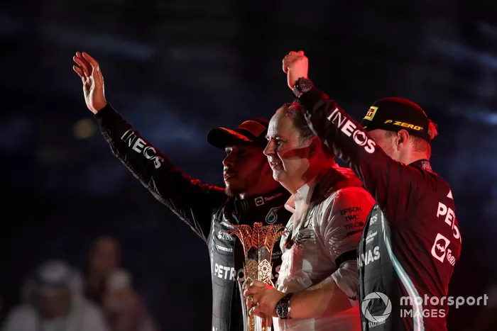 Podio: ganador Lewis Hamilton, Mercedes, Ron Meadows, director deportivo de Mercedes AMG, y tercer lugar Valtteri Bottas, Mercedes