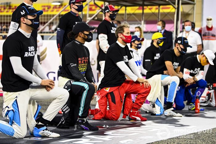 Los pilotos se paran y se arrodillan en apoyo de la campaña para el fin del racismo 