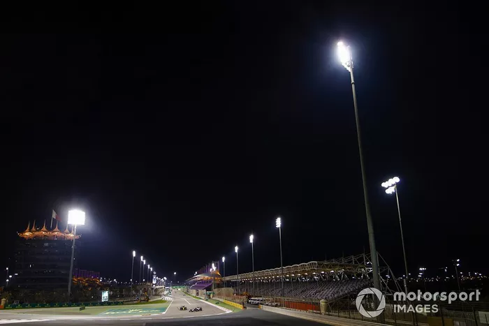 Kevin Magnussen, Haas VF-20, Esteban Ocon, Renault F1 Team R.S.20