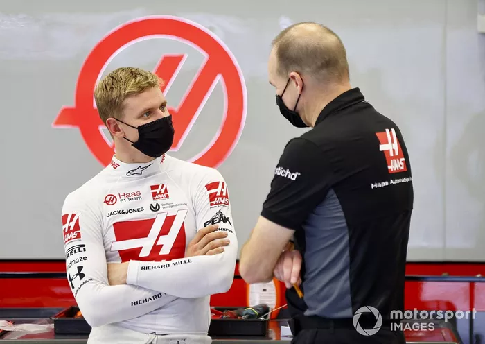 Mick Schumacher, Haas F1, con Gary Gannon