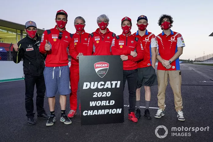 Foto di gruppo della Ducati Campione del Mondo Costruttori. Luigi Dall'Igna, General Manager di Ducati Corse, Johann Zarco, Avintia Racing, Andrea Dovizioso, Ducati Team, Danilo Petrucci, Ducati Team, Jack Miller, Pramac Racing, Francesco Bagnaia, Pramac Racing