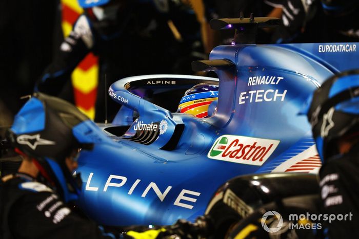 Fernando Alonso, Alpine A521, en pits