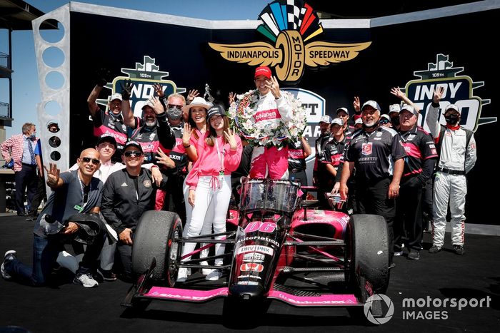 Ganador de la carrera Helio Castroneves, Meyer Shank Racing Honda celebran