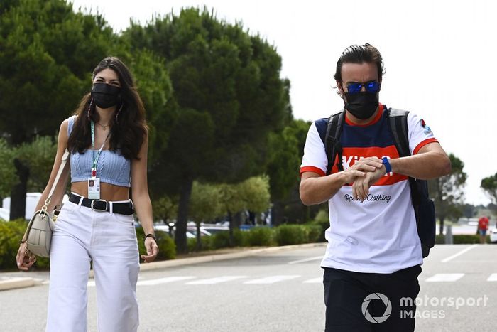 Fernando Alonso, Alpine F1, con su novia, Linda Morselli