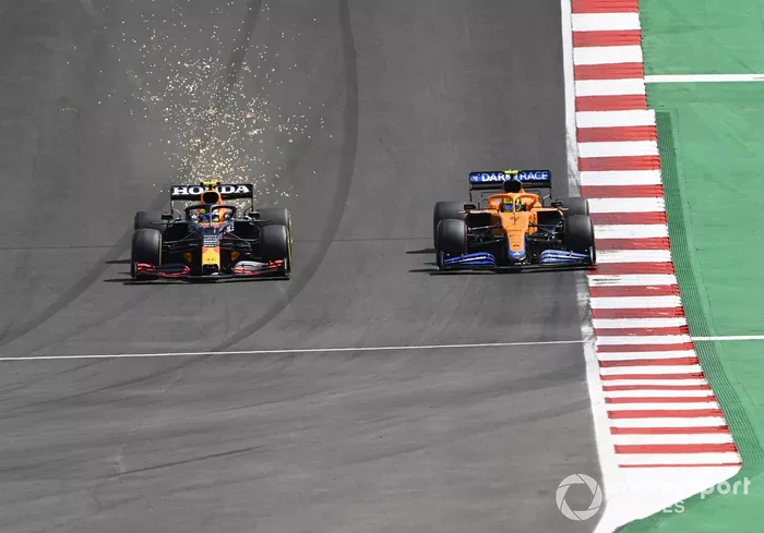 Sergio Pérez, Red Bull Racing RB16B, lucha con Lando Norris, McLaren MCL35M.