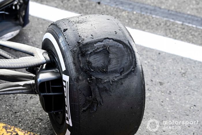 Neumático dañado en el coche de Max Verstappen, Red Bull Racing RB16B