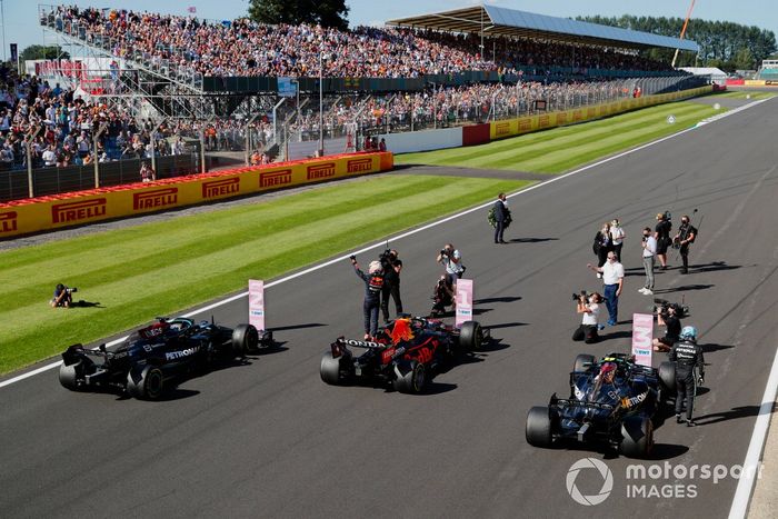 Los tres primeros lugares de la carrera Sprint: primer Puesto Max Verstappen, Red Bull Racing, segundo Lewis Hamilton Mercedes AMG, y tercero Valtteri Bottas Mercedes AMG