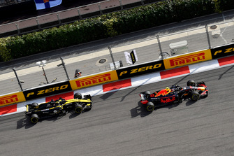 Max Verstappen, Red Bull Racing RB14 e Nico Hulkenberg, Renault Sport F1 Team R.S. 18