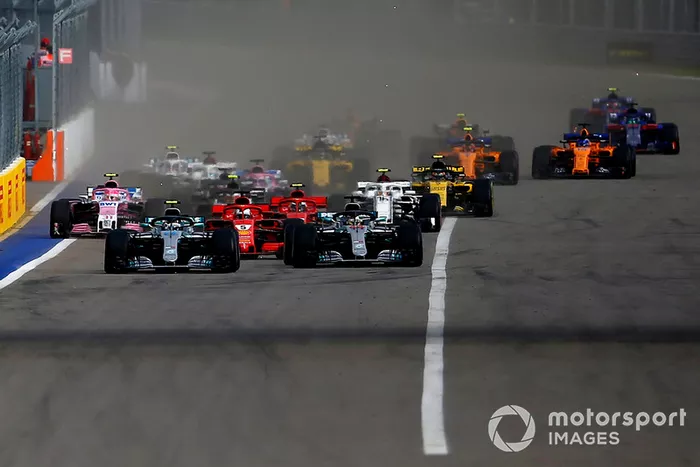 Valtteri Bottas y Lewis Hamilton casi se emparejan al inicio
