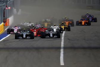 Valtteri Bottas, Mercedes-AMG F1 W09 et Lewis Hamilton, Mercedes-AMG F1 W09 mènent au départ