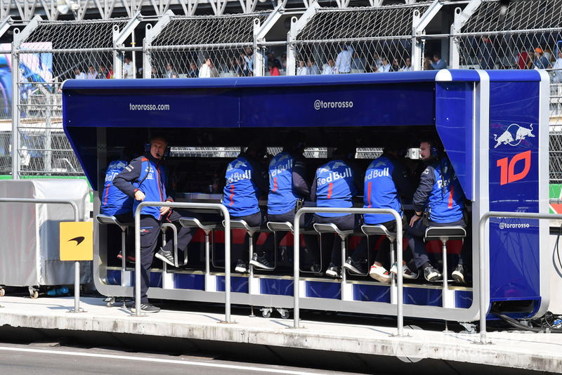 Muretto box della Scuderia Toro Rosso