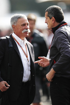 Chase Carey, CEO, Formula One ve Guenther Steiner, Takım Patronu, Haas F1