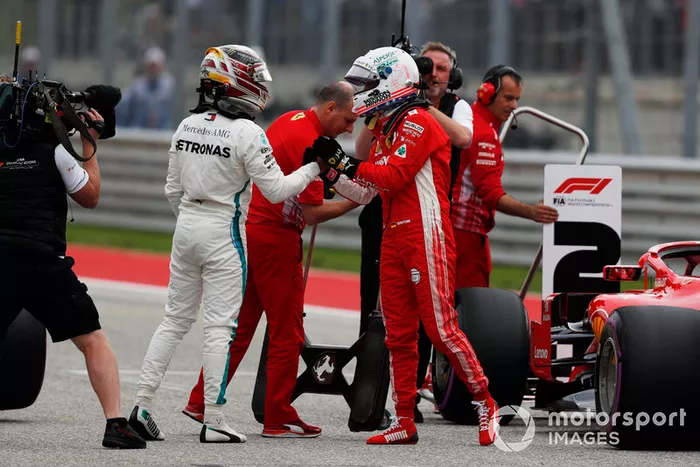Ganador de la pole Lewis Hamilton, Mercedes AMG F1 celebra en Parc Ferme con Sebastian Vettel, Ferrari 