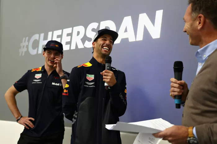Max Verstappen, Red Bull Racing; Daniel Ricciardo, Red Bull Racing, y Christian Horner, jefe de Red Bull Racing, le hablan al equipo Red Bull Racing