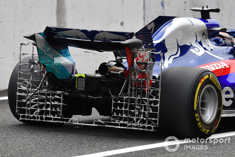 El Scuderia Toro Rosso STR13 con sensores aerodinámicos detrás