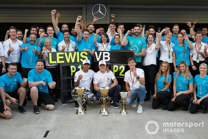 El ganador de la carrera Lewis Hamilton, Mercedes AMG F1 celebran con Valtteri Bottas, Mercedes AMG F1 y George Russell, Mercedes AMG F1 y el equipo