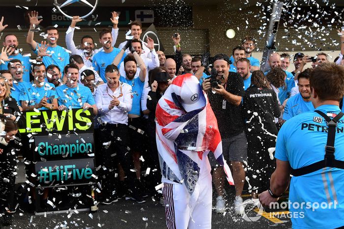 Lewis Hamilton, Mercedes AMG F1 celebra con el equipo