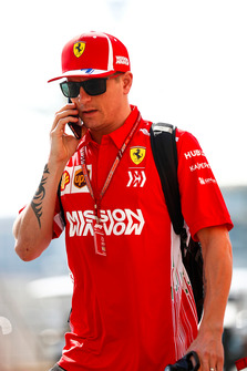 Kimi Raikkonen, Ferrari, arrive dans le paddock