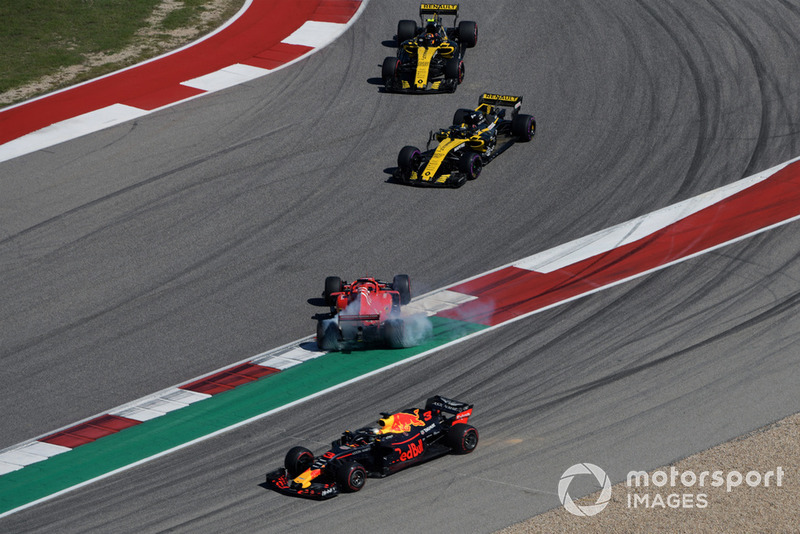 Sebastian Vettel, Ferrari SF71H melintir setelah kontak dengan Daniel Ricciardo, Red Bull Racing RB14