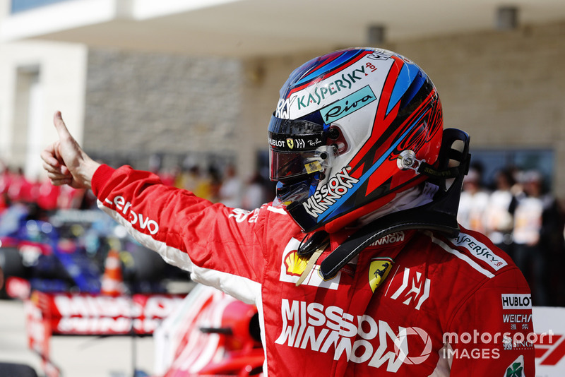 Kimi Raikkonen, Ferrari, da un pulgar hacia arriba mientras celebra después de ganar la carrera