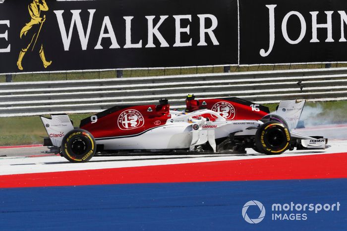 Marcus Ericsson, Sauber C37 y Charles Leclerc, Sauber C37 chocan. 