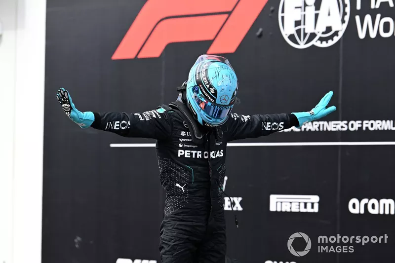 George Russell, de l'écurie Mercedes-AMG F1 Team, fête la pole position au Parc Ferme. 