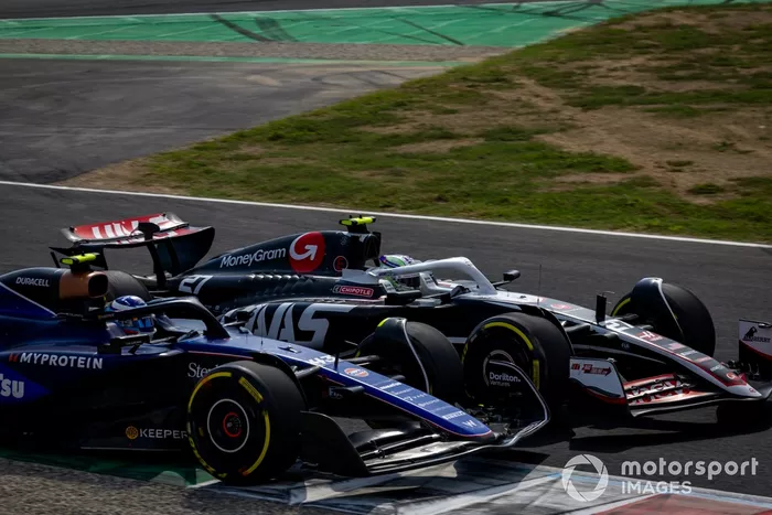 Franco Colapinto, Williams FW46 lucha con Nico Hulkenberg, Haas VF-24
