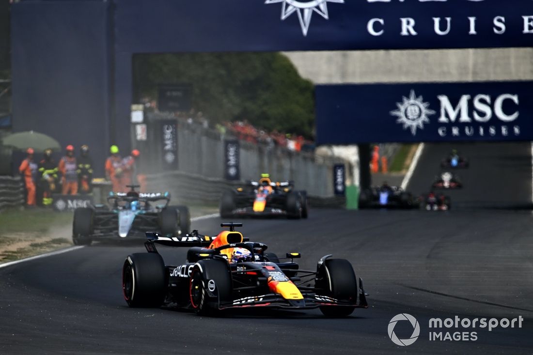 Max Verstappen, Red Bull Racing RB20, George Russell, Mercedes F1 W15, Sergio Perez, Red Bull Racing RB20
