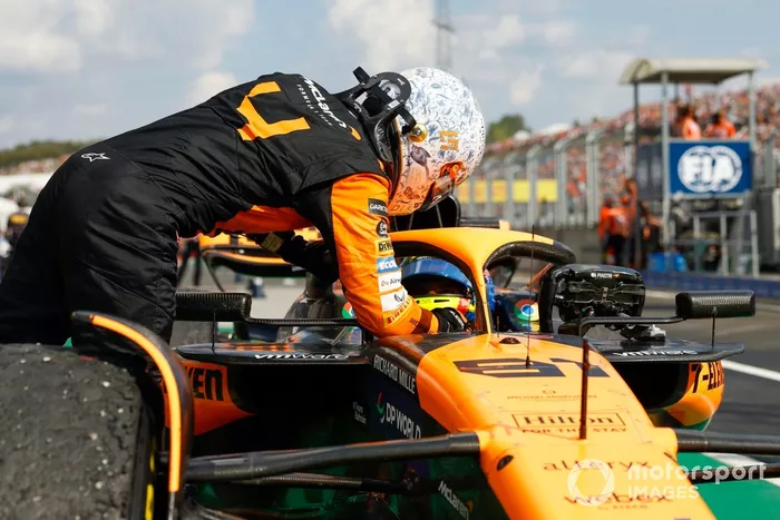 Lando Norris, McLaren F1 Team, 2ª posición, felicita a Oscar Piastri, McLaren F1 Team, 1ª posición, a su llegada al Parc Ferme