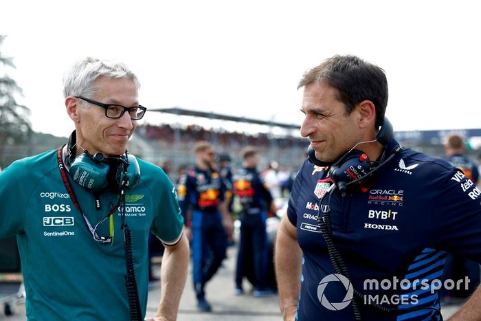 Mike Krack, director del equipo Aston Martin F1 Team, Pierre Wache, director técnico de Red Bull Racing, en la parrilla de salida 