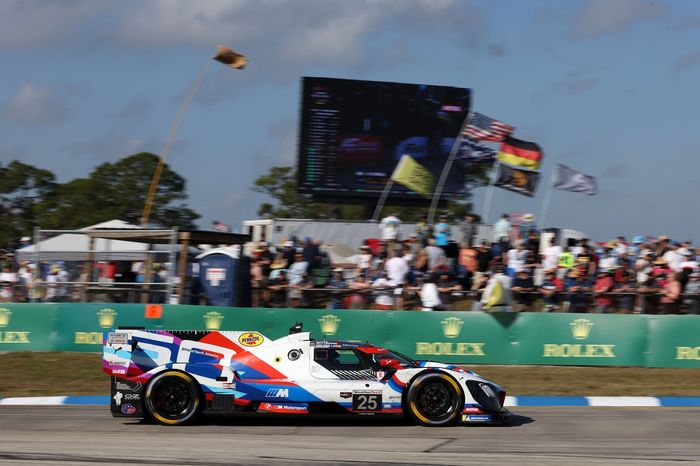 #25 BMW M Team RLL BMW M Hybrid V8: Marco Wittmann, Sheldon Van Der Linde, Robin Frijns