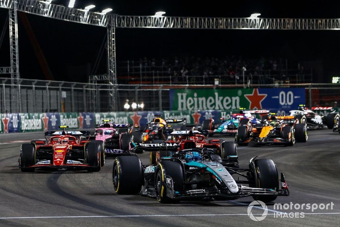 George Russell, Mercedes F1 W15, Carlos Sainz, Ferrari SF-24, Charles Leclerc, Ferrari SF-24, Pierre Gasly, Alpine A524, reszta stawki na starcie.