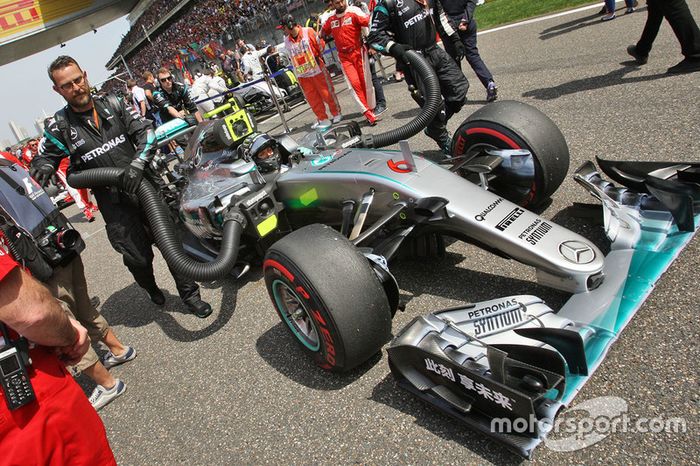 Nico Rosberg, Mercedes AMG F1 Team W07 en la parrilla