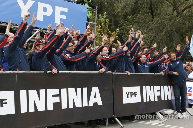 Hyundai Motorsport team celebrates victory