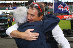 Bernie Ecclestone, con Nigel Mansell, Comisario FIA en la parrilla