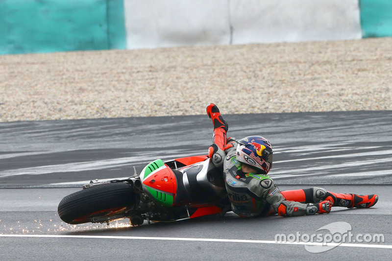 Sturz: Stefan Bradl, Aprilia Gresini Racing Team