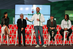 (L naar R): Stephanie Sigman, actrice; Bernie Ecclestone, Heineken Global Head of Brand; Jackie Stew