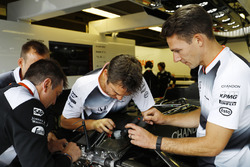 Mecánicos trabajo en el coche de Fernando Alonso, McLaren MP4-31