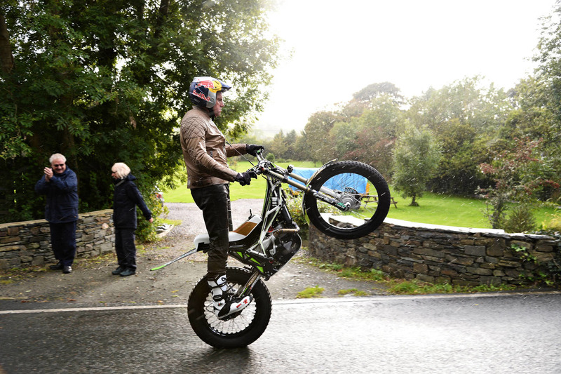 Dougie Lampkin, Isle of Man TT parkurunun tamamını tek tekerlekte geçiyor