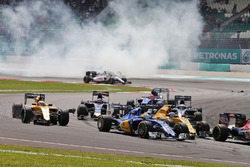 Marcus Ericsson, Sauber C35 au départ avec Kevin Magnussen, Renault Sport F1 Team RS16, qui a un aileron avant cassé