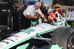Race winner and 2016 champion Simon Pagenaud, Team Penske Chevrolet is congratulated by Roger Penske