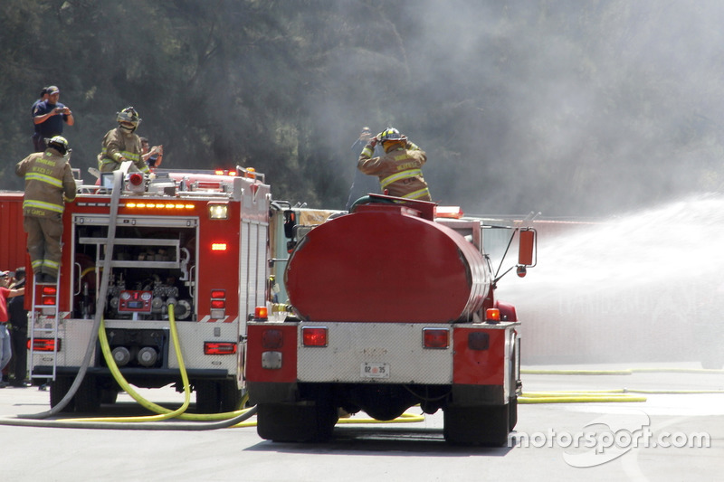 Varios bomberos en una simulación en el Autódromo Hermanos Rodríguez
