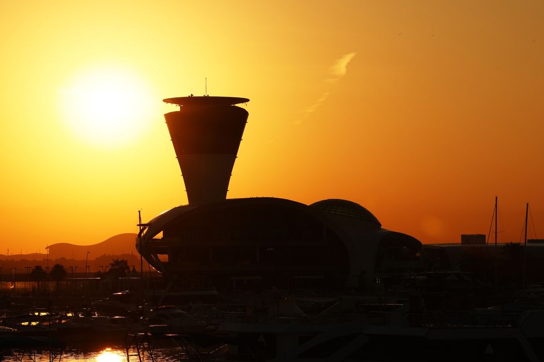 Ogólny widok, gdy słońce wschodzi nad torem