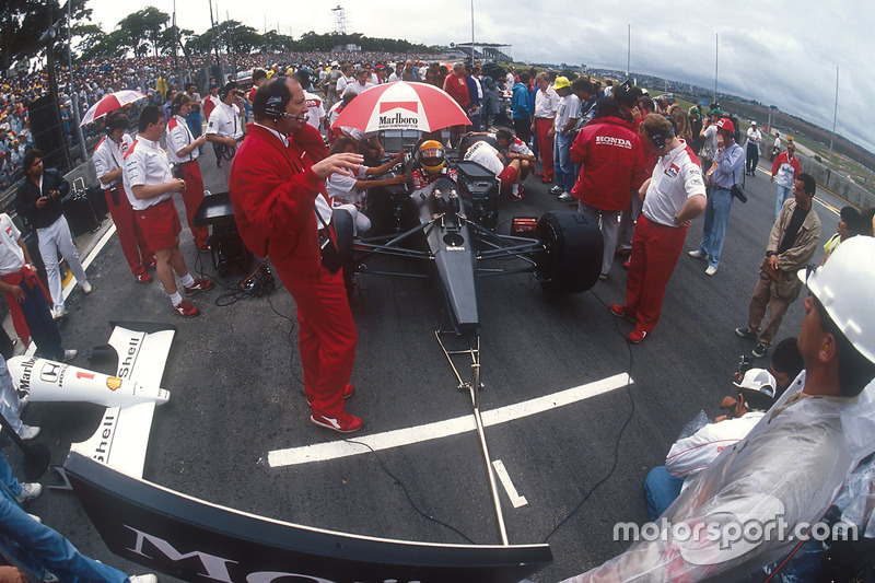 Ayrton Senna, McLaren MP4/6 Honda, en pole position sur la grille avec Ron Dennis, directeur McLaren, et Neil Oatley, directeur technique McLaren, devant